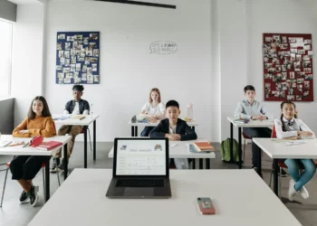 Schulbesuch für Kinder in Thailand